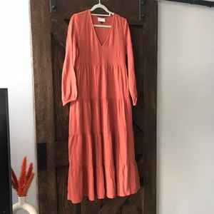 Super cute linger length dress. Never worn no tags size Medium. Pumpkin color